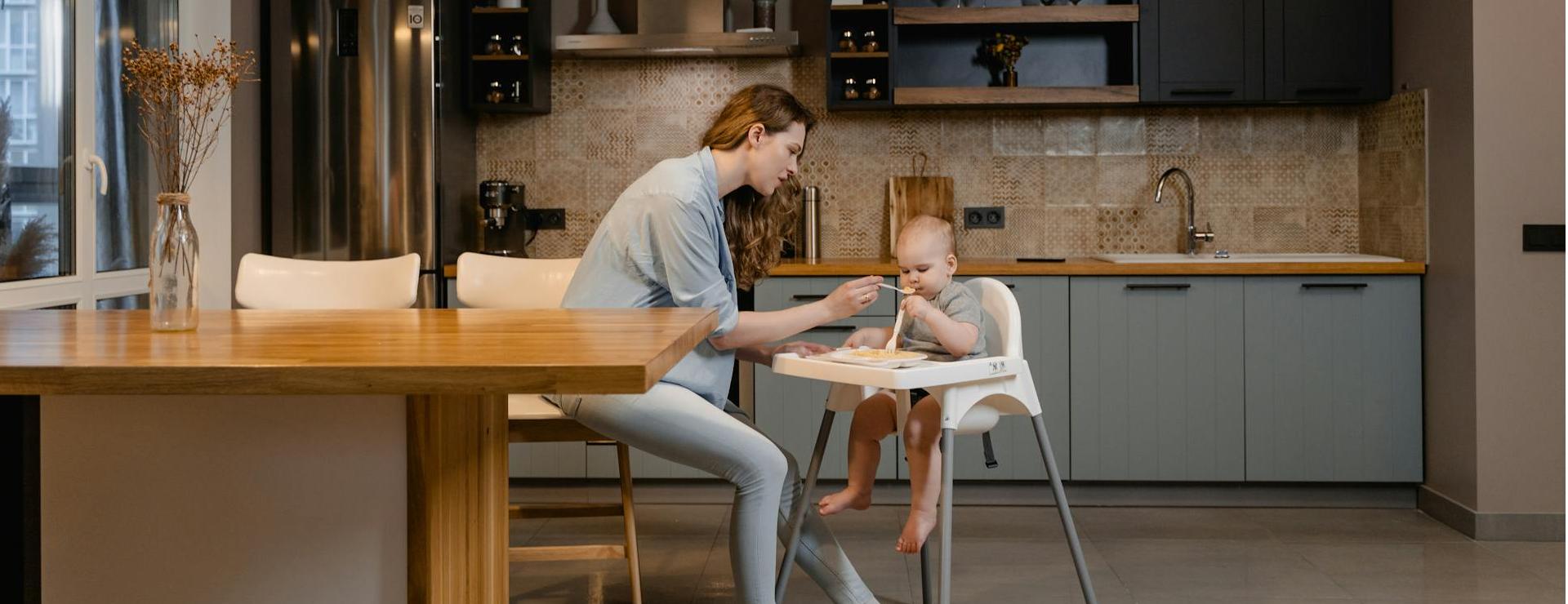 Stilvoller Hochstuhlladen -Stilvoller Hochstuhlladen pexels mart production 7491423